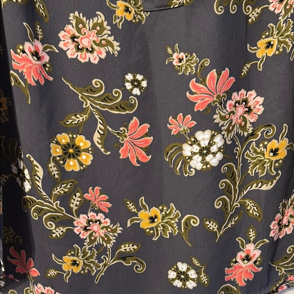 LOFT XS Floral Ruffle Henley Shell Sleeveless Top Grey Floral - Picture 5 of 6